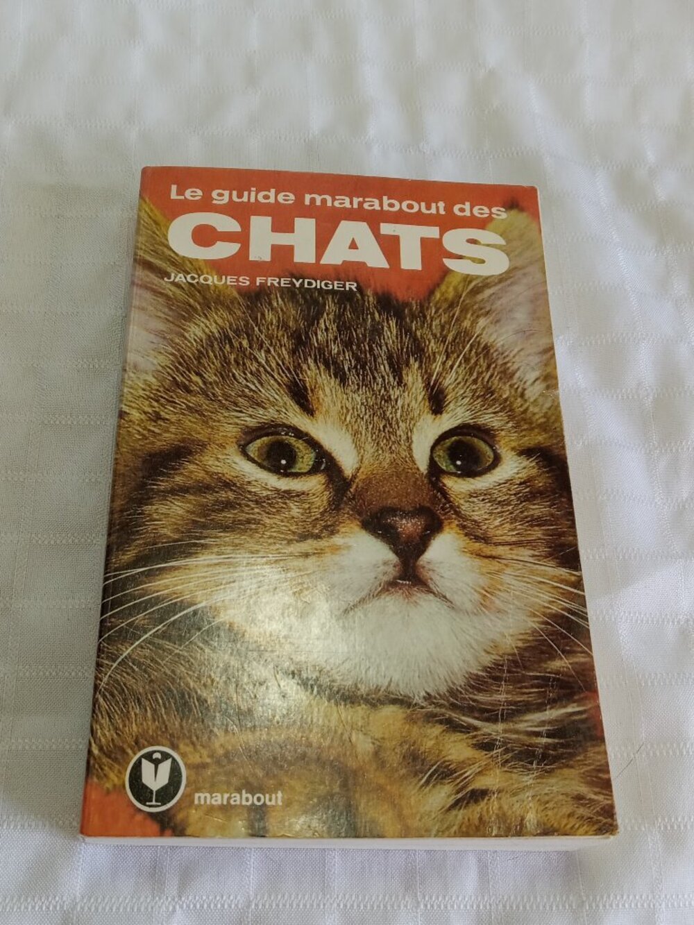 Vintage book "Le guide Marabout des chats", in French